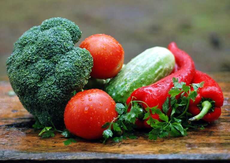 Wiem, co jem – świadome odżywianie jako droga do zdrowia i równowagi vegetables, water droplets, fresh, fresh vegetables, produce, organic, harvest, ingredients, raw, raw vegetables, vegetarian, healthy eating, food, healthy food, vegetables, vegetables, vegetables, vegetables, vegetables, food, food, food, healthy food
