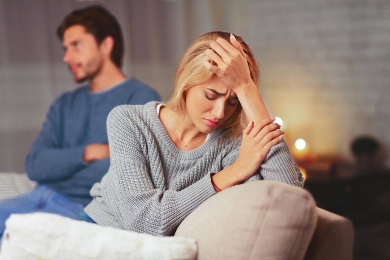 Rozwód po zdradzie – kiedy emocje pomagają, a kiedy szkodzą sprawie?